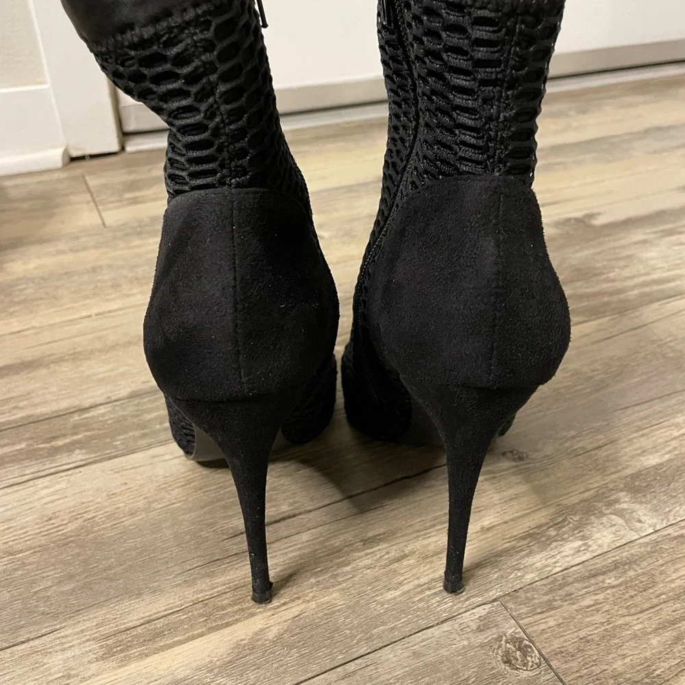 Steve Madden Raylen Booties in Black (Size: 7) - Picture 6 of 6